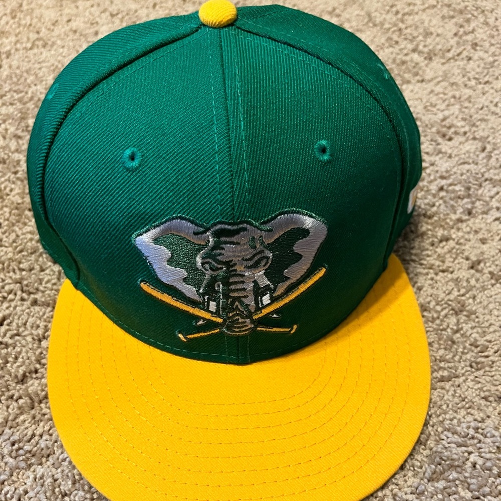 Mens New Era Oakland A’s Throwback Flat Brim Fitted Hat (size 7.5).